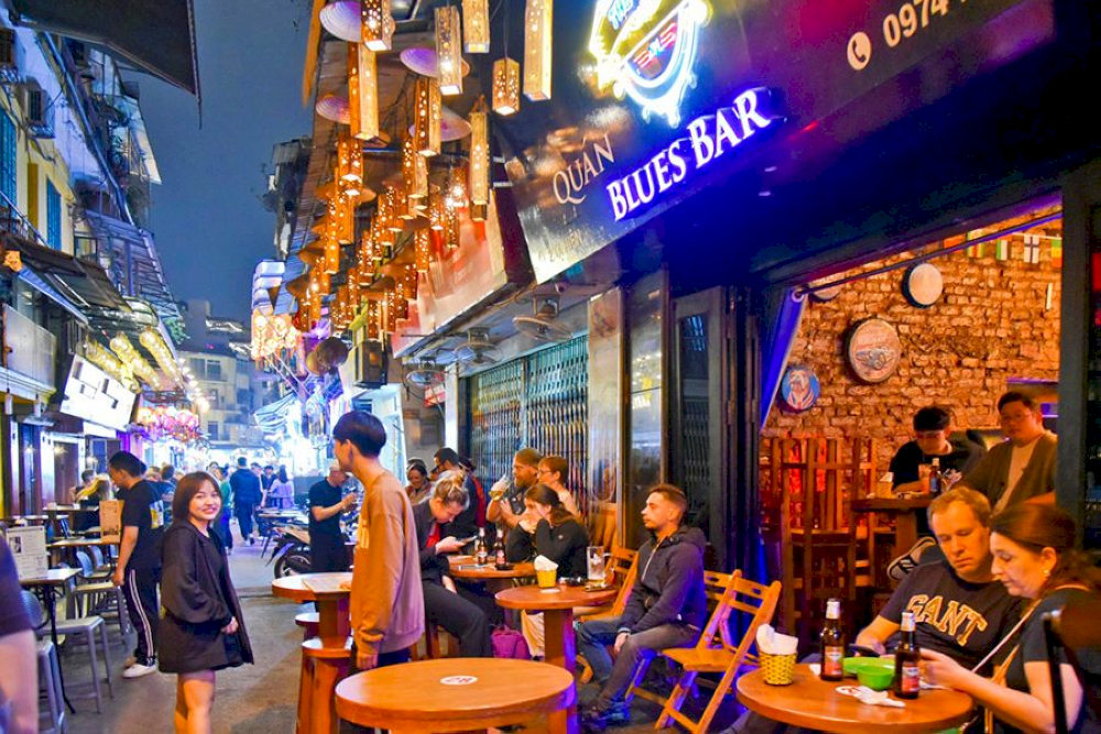 With a buzzing atmosphere and a mix of locals and international travelers, the nightlife here is nothing short of electric